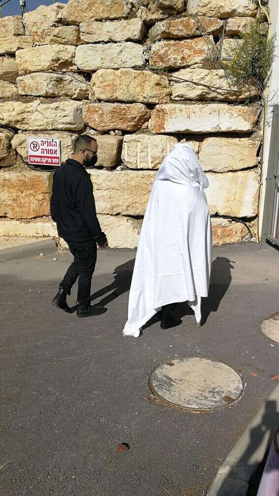 מתעטף בסדין כמו טלית, האם מדובר בדייר דתי? הדיירים בדרך לבית "האח הגדול"